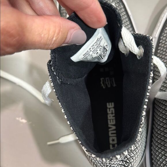 Converse Black and White Patterned High-Tops Size 8 women - Picture 10 of 11